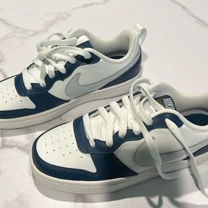 Nike low borough boys size 4